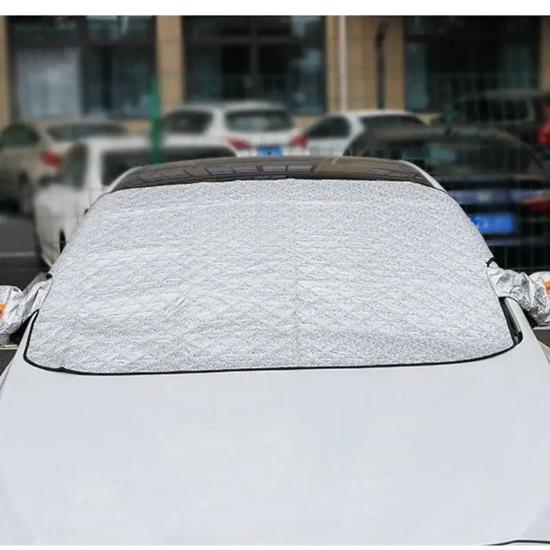 Bâche pare-brise magnétique voiture anti-gel, anti-neige et anti-givre – Protection hiver installée sur un véhicule.